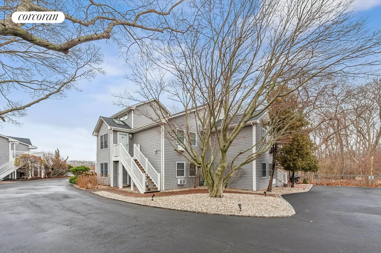 The Hamptons Real Estate | View 402 West Lake Drive | room 2