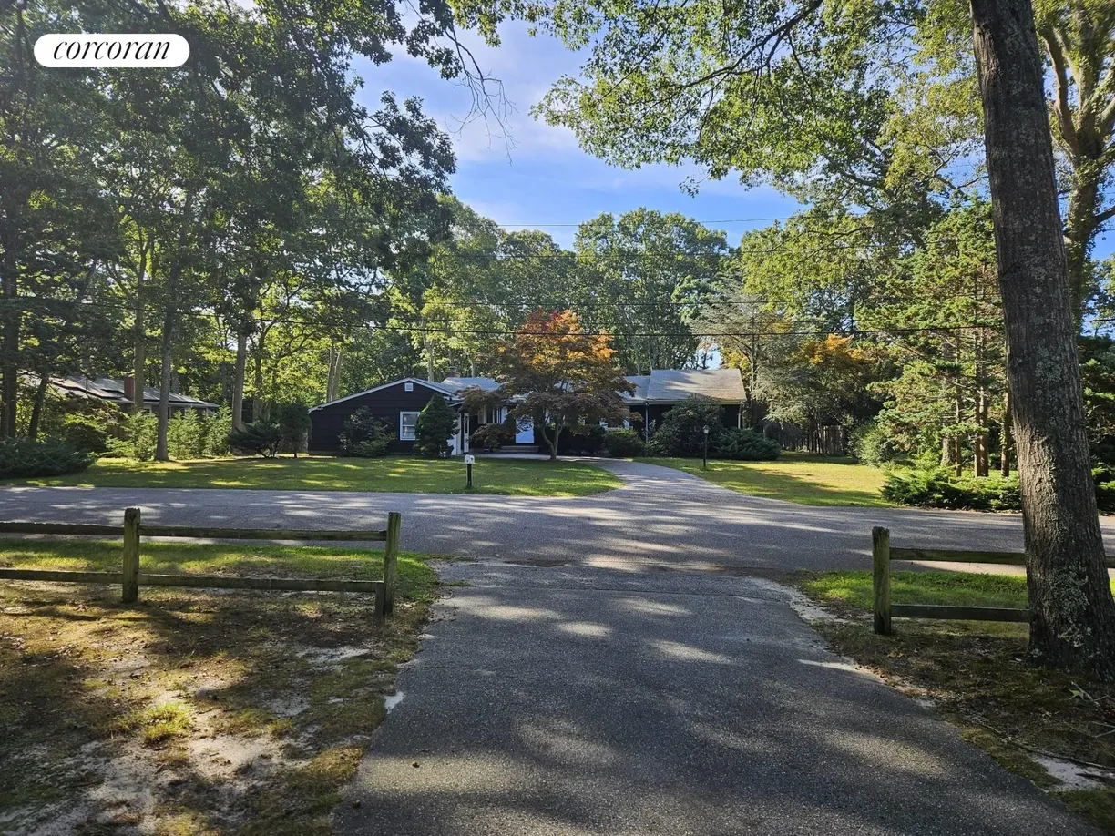 The Hamptons Real Estate | View 3 Evergreen Court | room 1