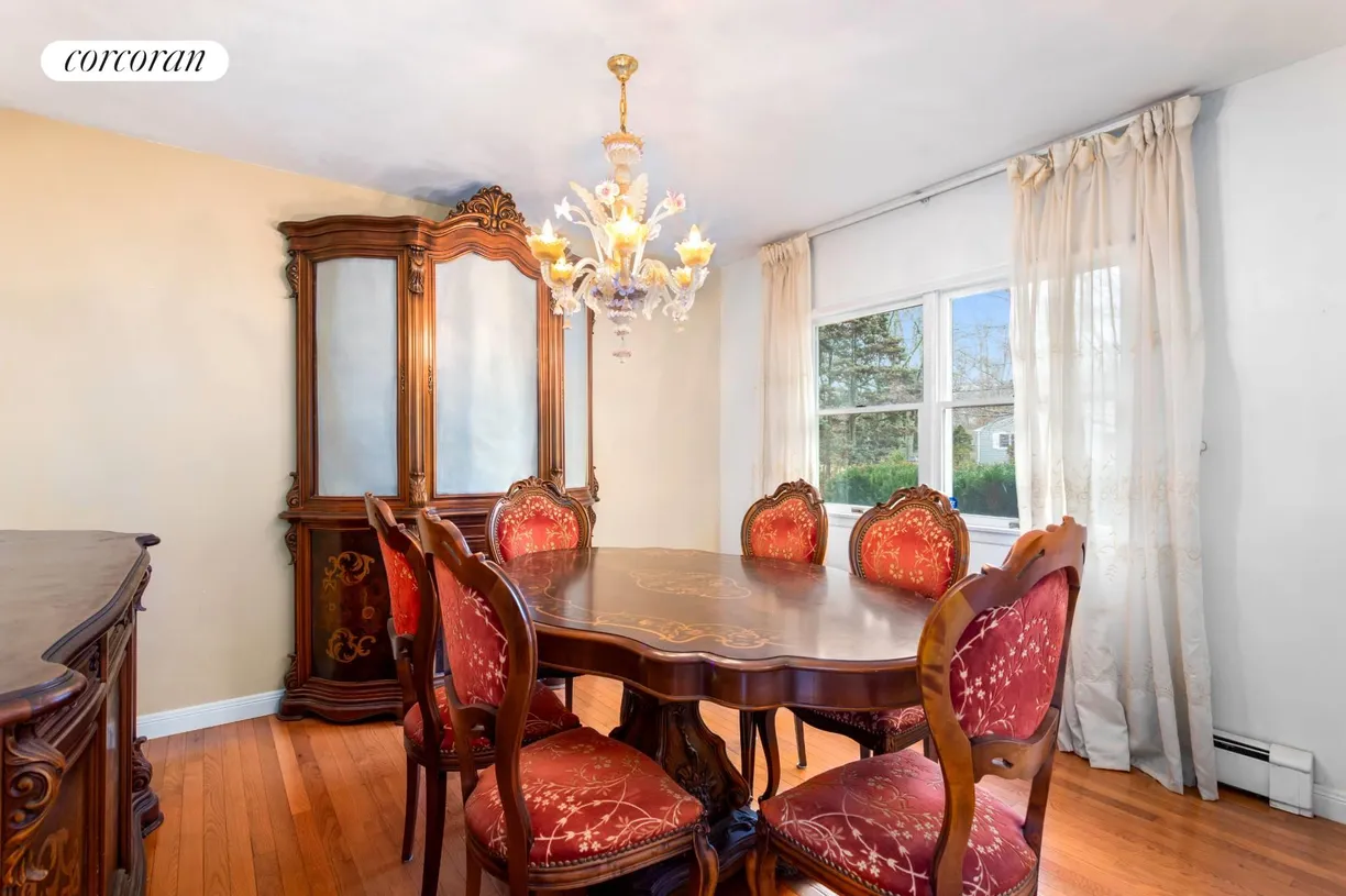 The Hamptons Real Estate | View 3 Evergreen Court | room 2