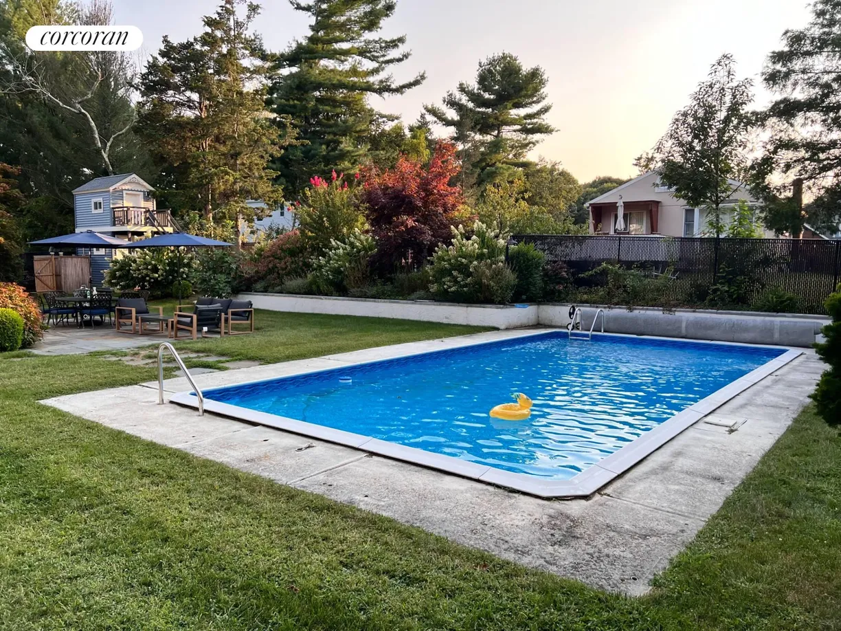 The Hamptons Real Estate | View 3825 Stars Road | 3 Beds, 2 Baths