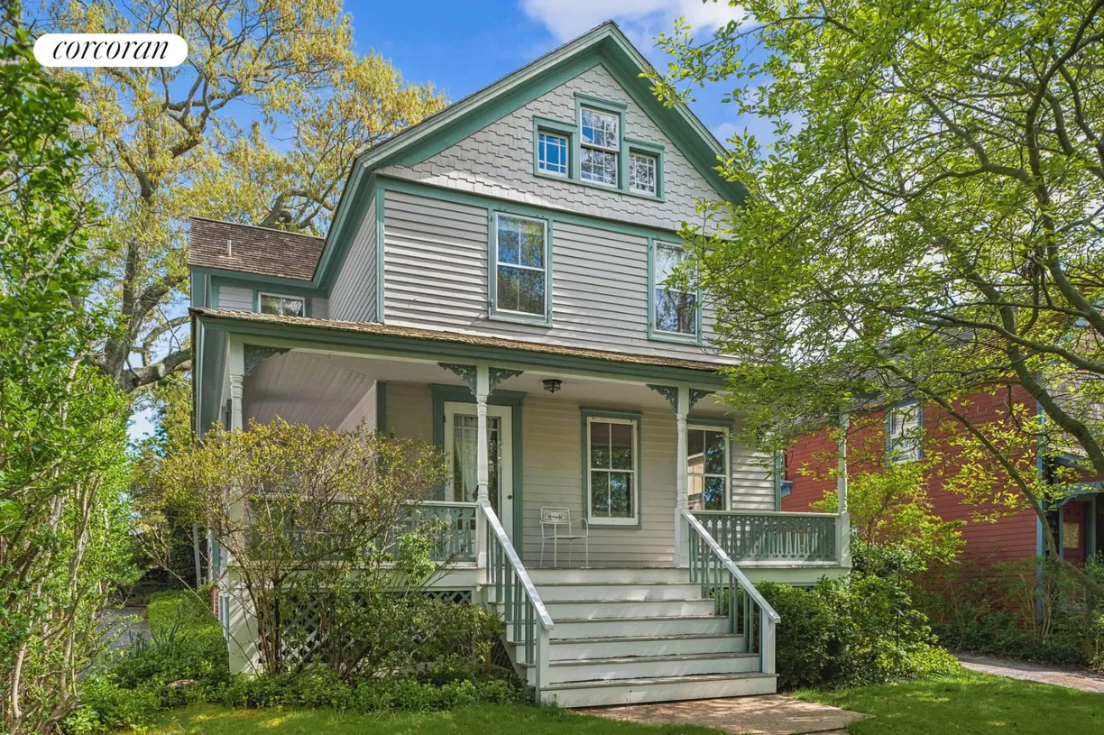 The Hamptons Real Estate | View 74 Franklin Avenue | 4 Beds, 2 Baths