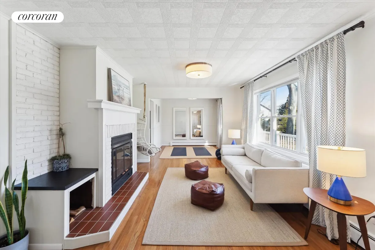 The Hamptons Real Estate | View 59 Oak Street | room 1
