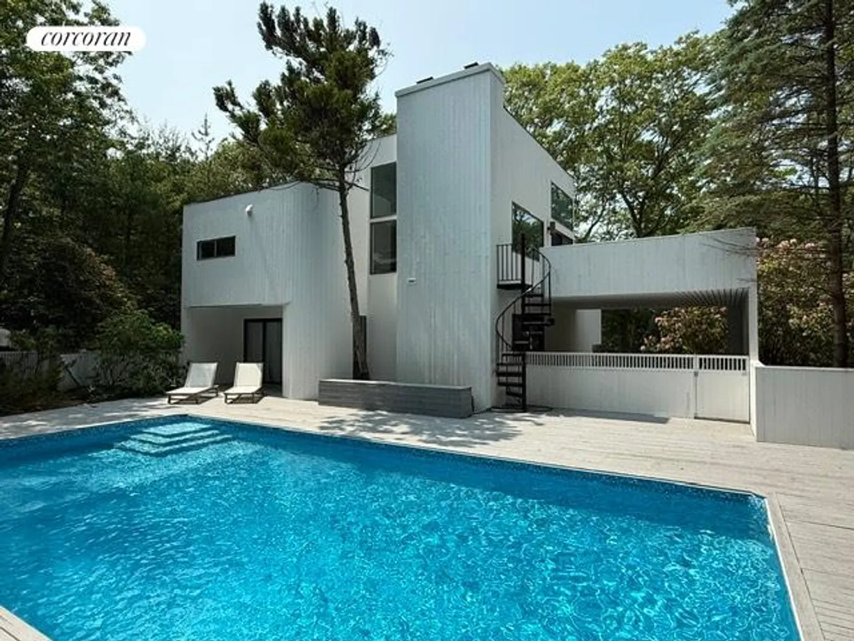 The Hamptons Real Estate | View  | 3 Beds, 2 Baths