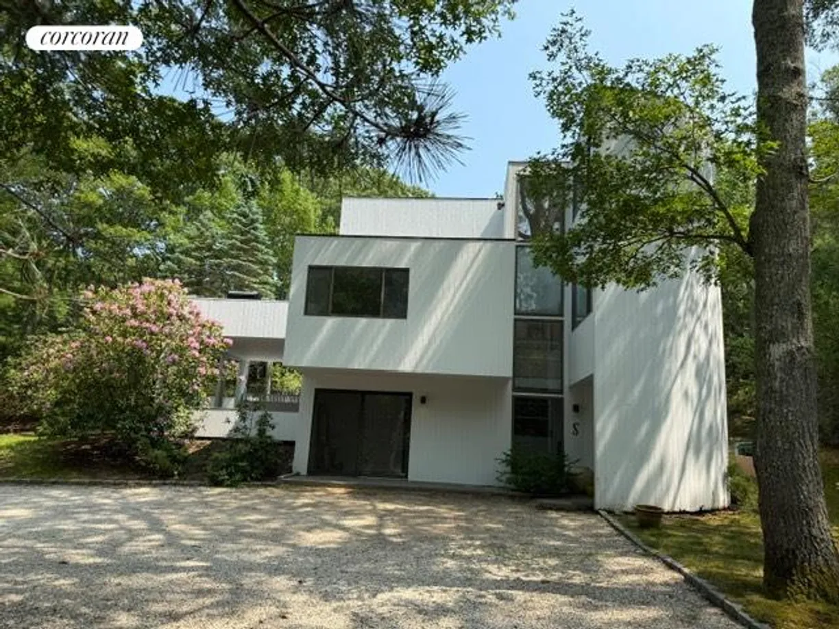 The Hamptons Real Estate | View  | room 2
