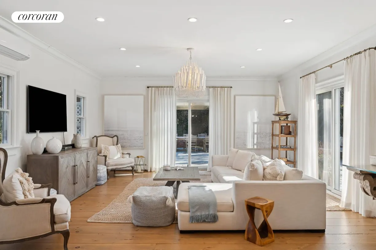 The Hamptons Real Estate | View 122 Harrison Street Ext | 3 Beds, 2 Baths