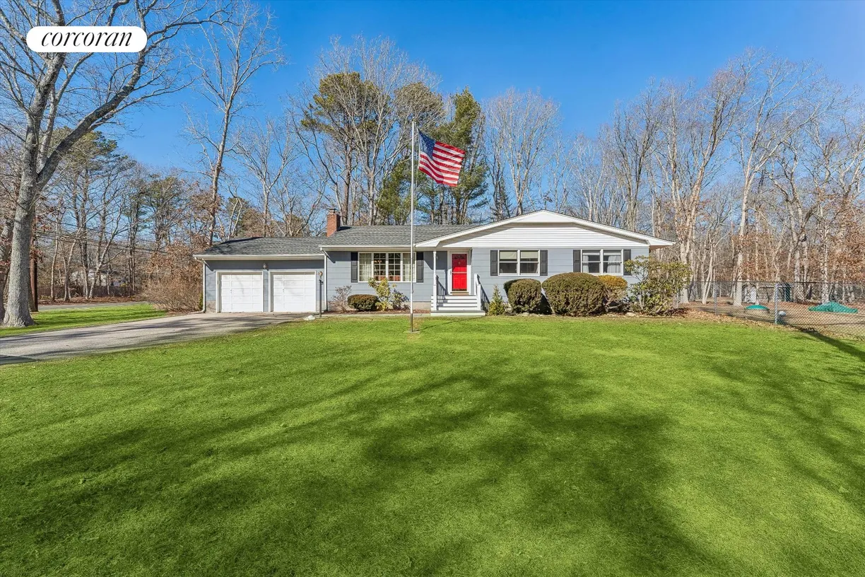 The Hamptons Real Estate | View 507 Chapman Blvd | 3 Beds, 2 Baths