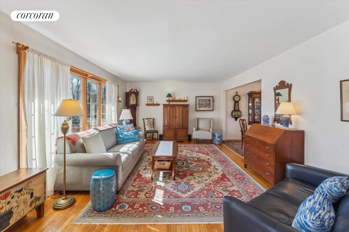 The Hamptons Real Estate | View 507 Chapman Blvd | room 2