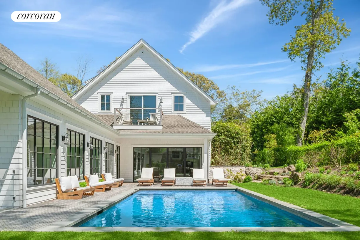 The Hamptons Real Estate | View 32 Cove Road | room 1