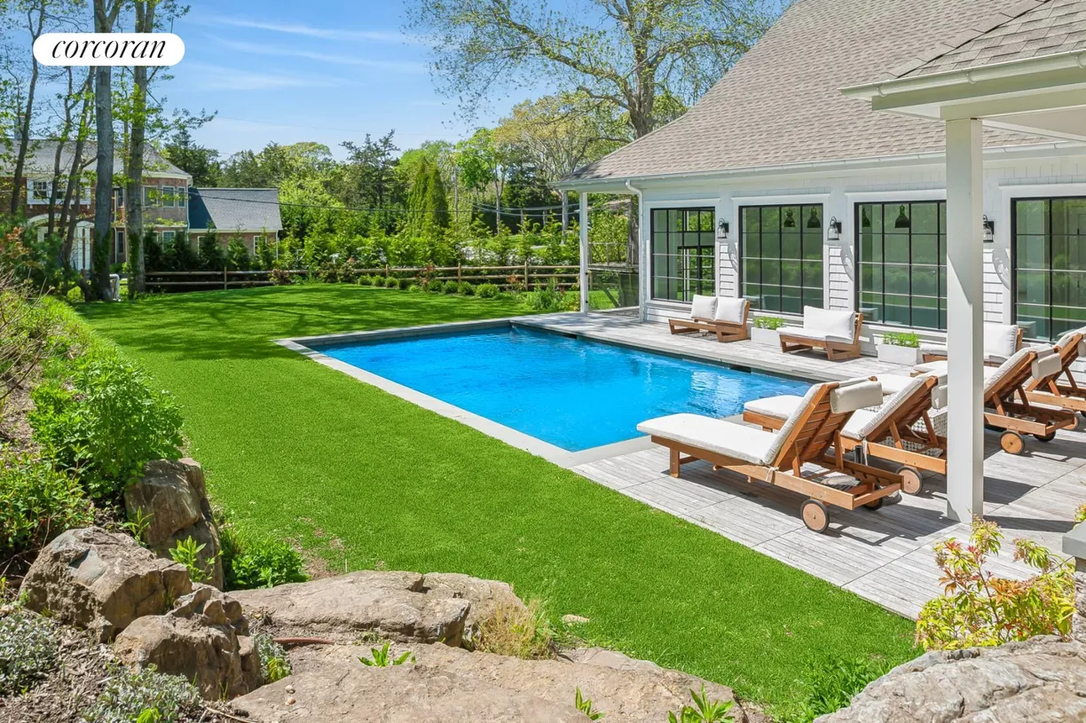 The Hamptons Real Estate | View 32 Cove Road | room 2