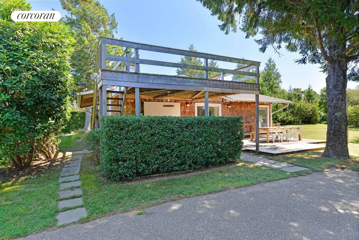 The Hamptons Real Estate | View 256 Fairview Avenue | 2 Beds, 1 Bath