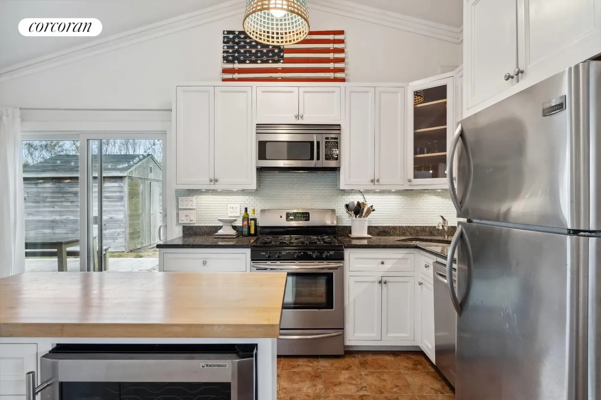 The Hamptons Real Estate | View 256 Fairview Avenue | room 1