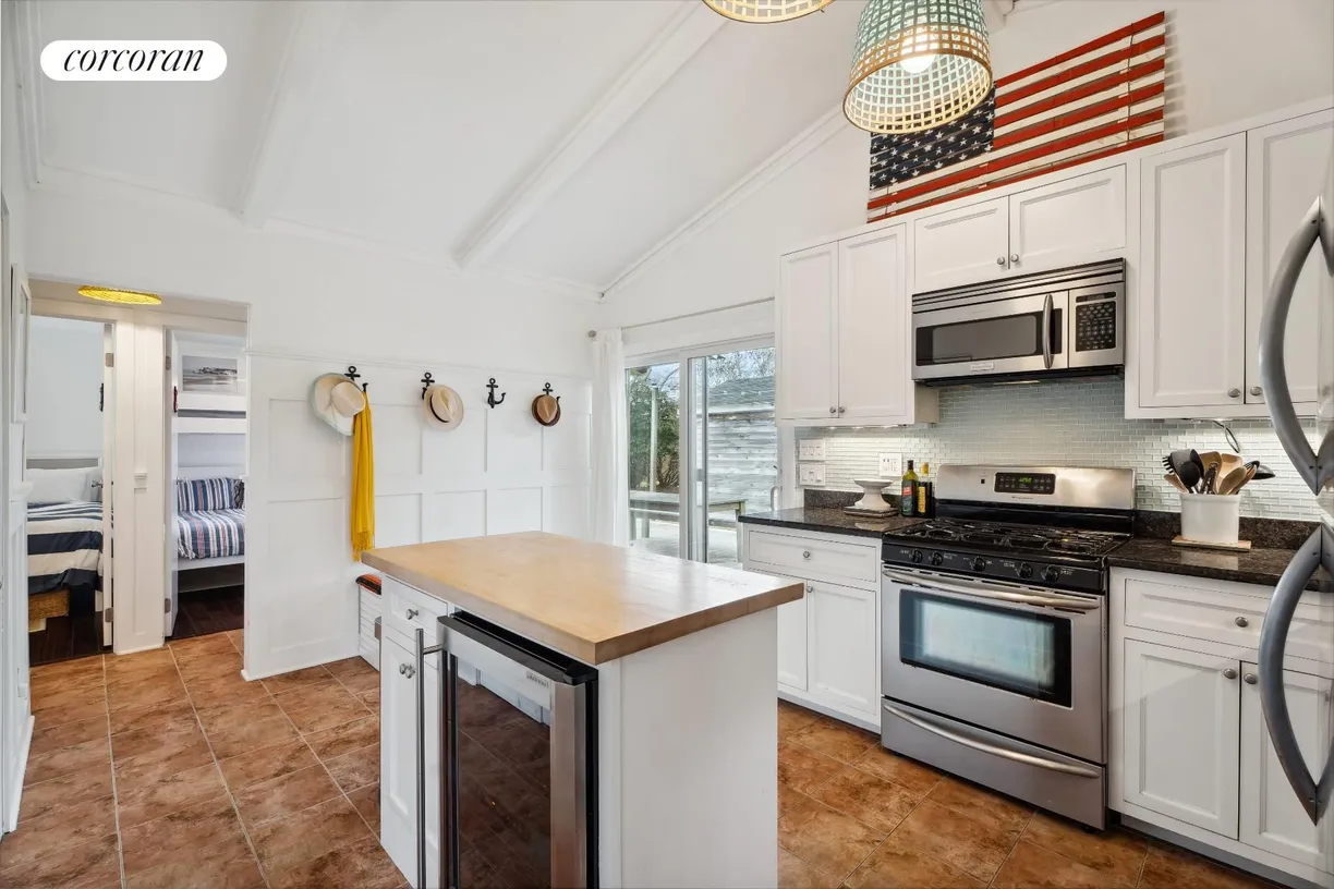 The Hamptons Real Estate | View 256 Fairview Avenue | room 2