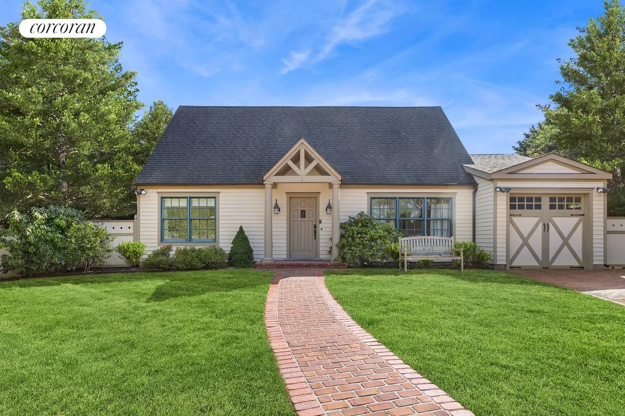 The Hamptons Real Estate | View 1 Meadowgrass Lane | 4 Beds, 4 Baths