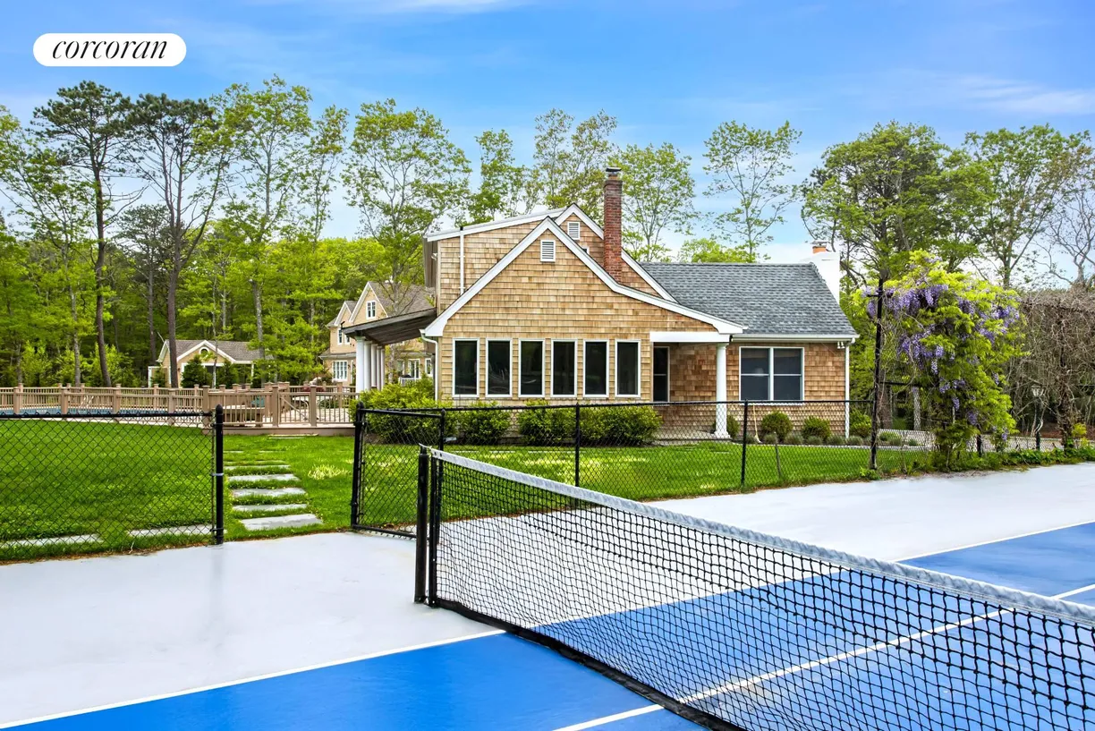 The Hamptons Real Estate | View 3 Arbutus Road | room 2