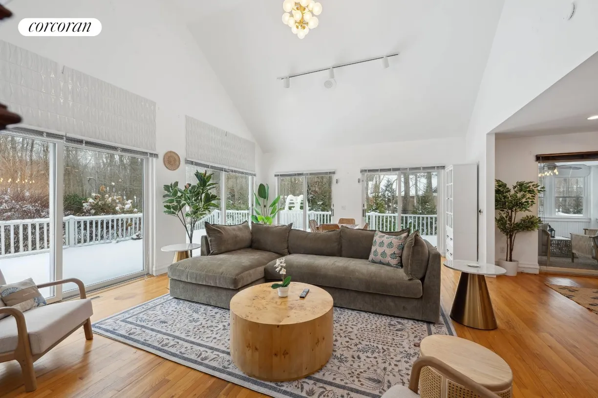 The Hamptons Real Estate | View 10 Crescent Way | 4 Beds, 3 Baths