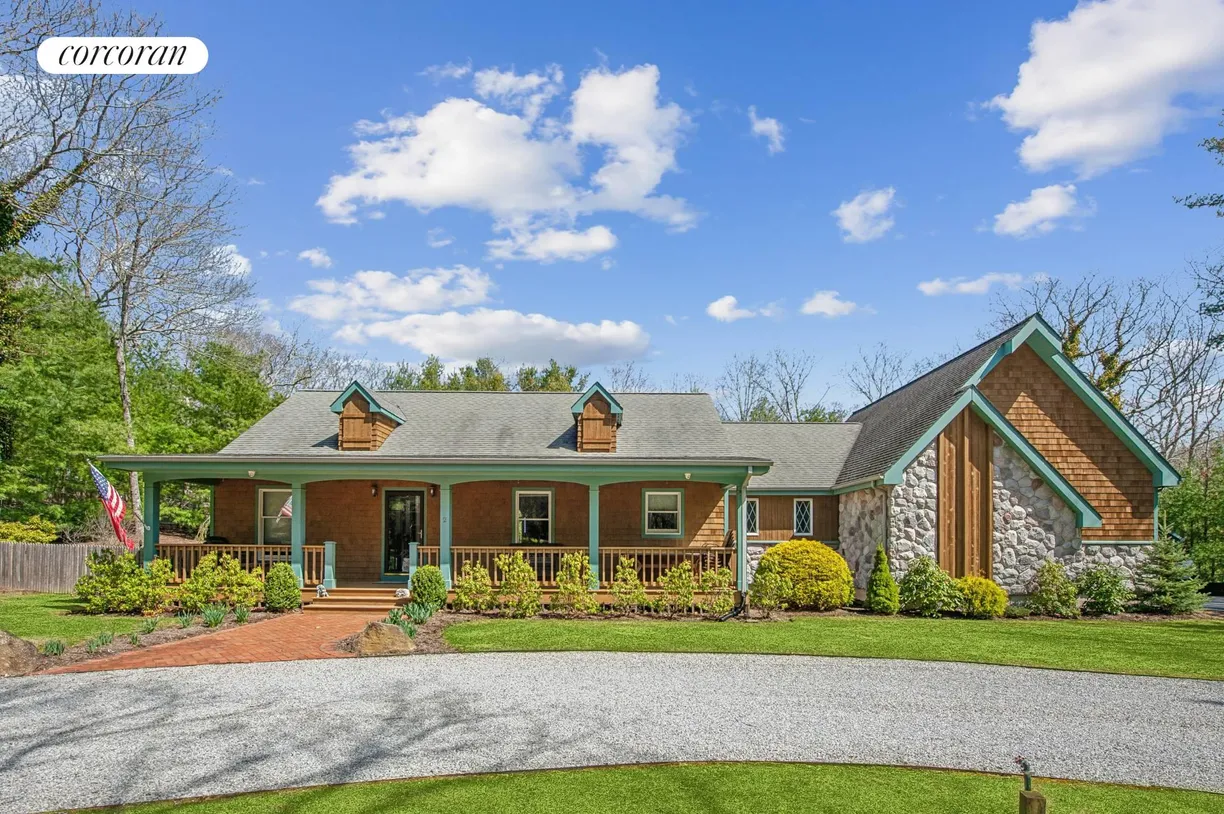The Hamptons Real Estate | View 2 Spread Oak Lane | 3 Beds, 2 Baths
