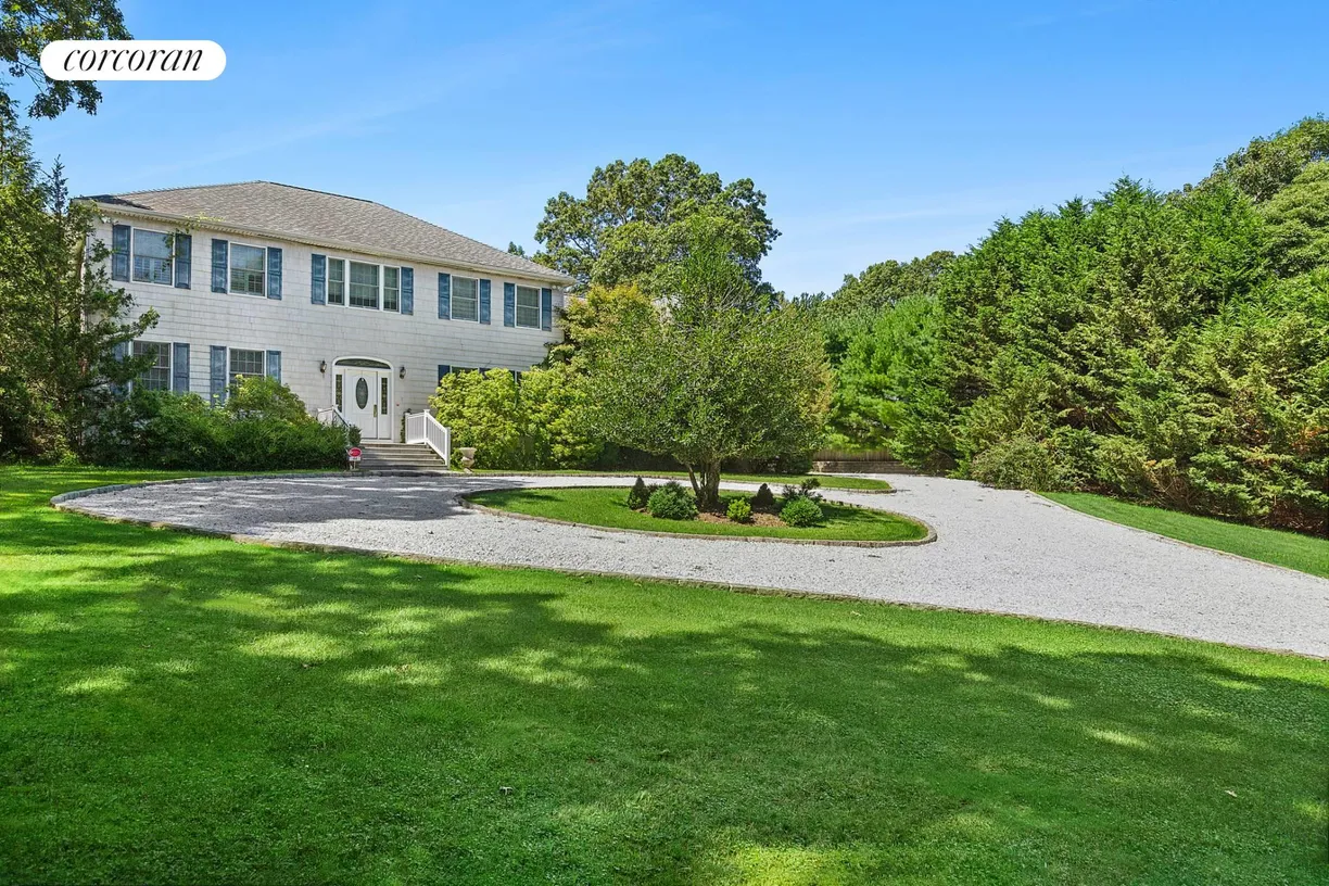 The Hamptons Real Estate | View 44 White Oak Lane | 4 Beds, 4 Baths