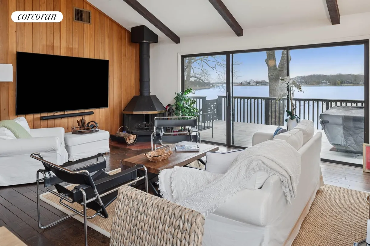 The Hamptons Real Estate | View 43 Bluff Point Road | room 2