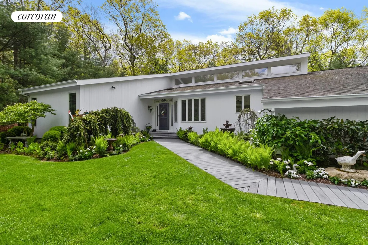 The Hamptons Real Estate | View 7 BULL PATH CLOSE | room 1