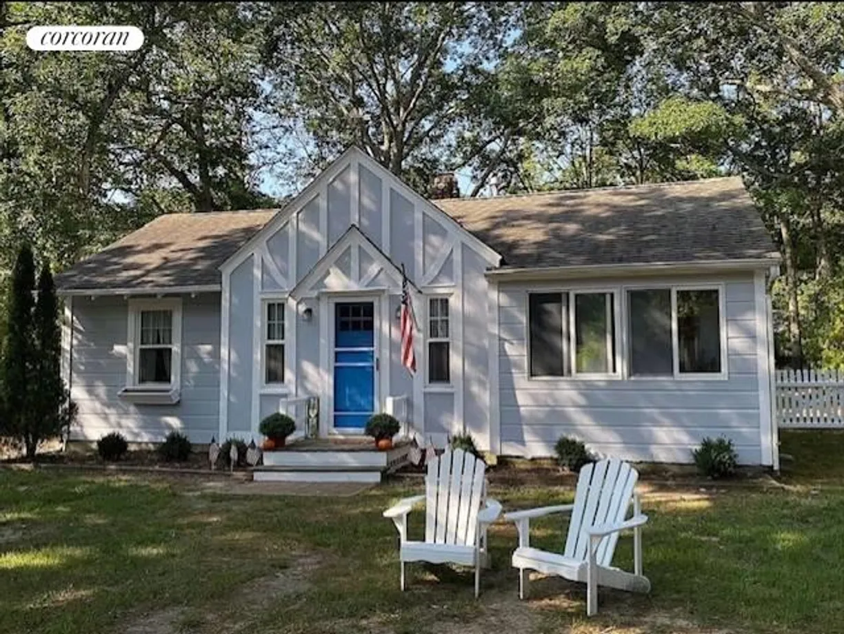 The Hamptons Real Estate | View 2570 Bray Avenue | 3 Beds, 1 Bath