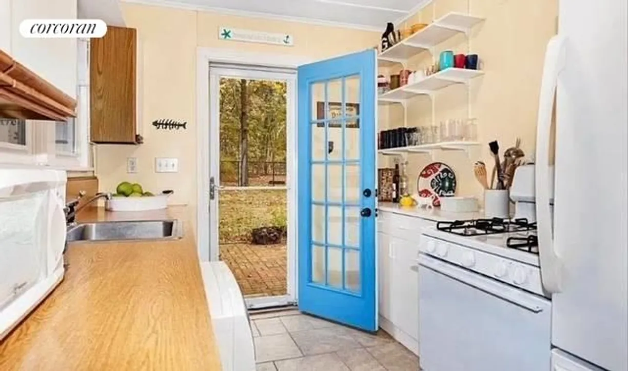 The Hamptons Real Estate | View 2570 Bray Avenue | room 1