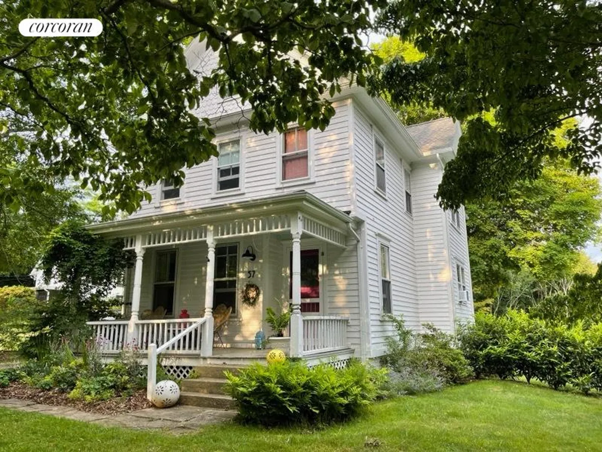 The Hamptons Real Estate | View 57 North Menantic Road | 3 Beds, 1 Bath