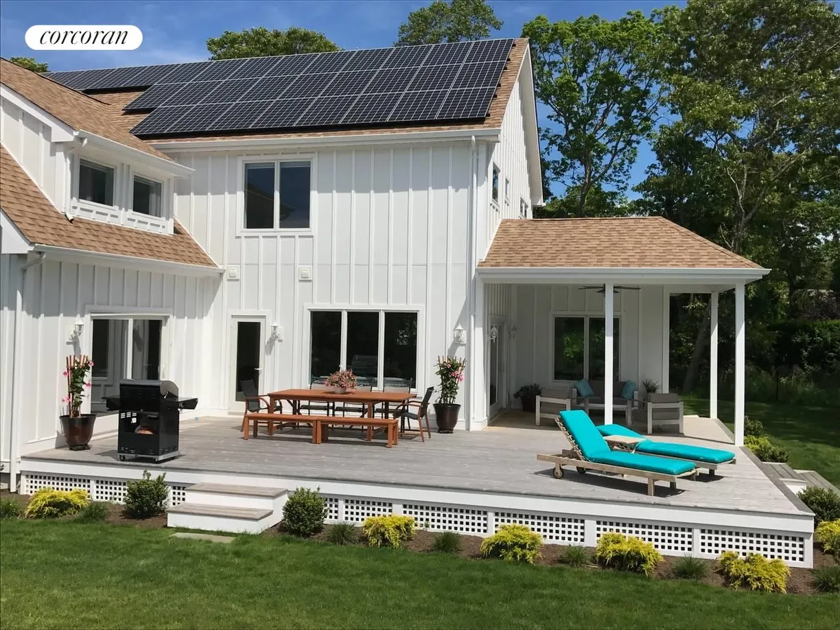 The Hamptons Real Estate | View 17 Willowood Court | Spacious Deck