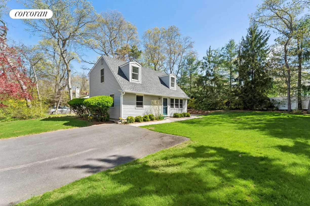 The Hamptons Real Estate | View  | 3 Beds, 2 Baths
