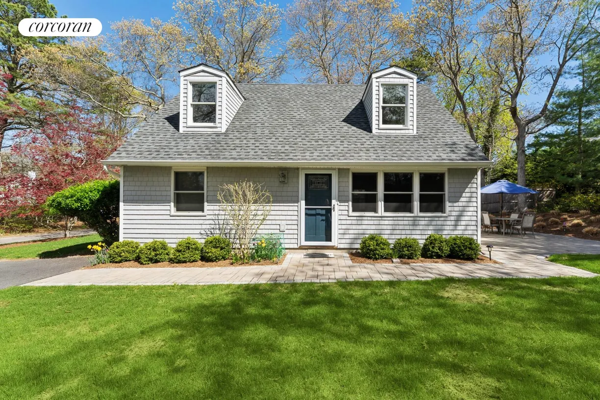 The Hamptons Real Estate | View  | room 2