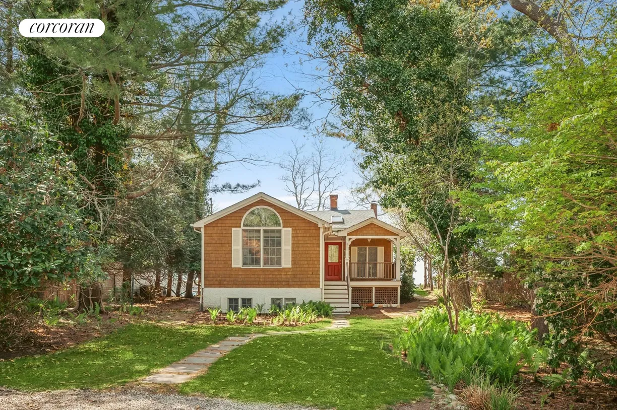 The Hamptons Real Estate | View 201 Three Mile Harbor Hog Creek | room 1