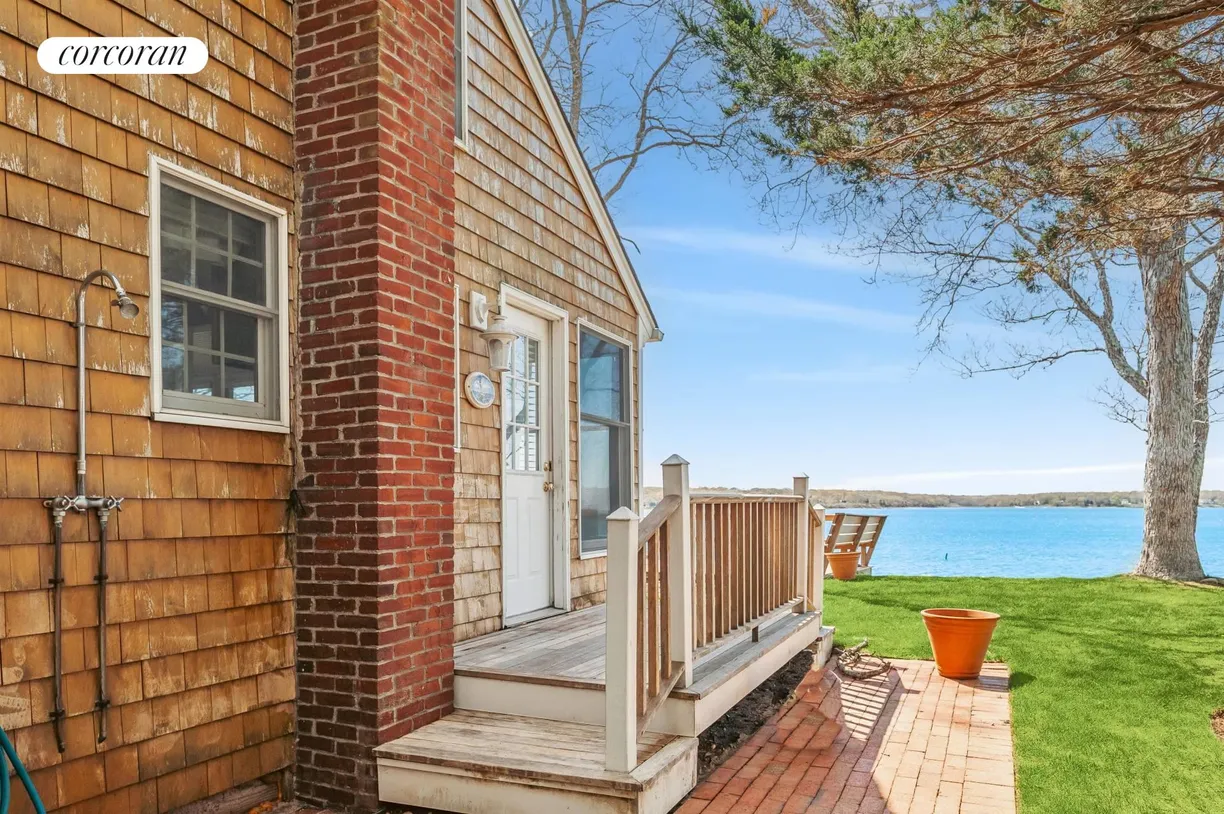 The Hamptons Real Estate | View 201 Three Mile Harbor Hog Creek | room 2