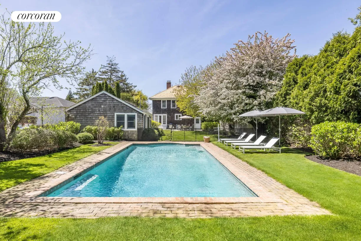 The Hamptons Real Estate | View 86 Hildreth Street | 3 Beds, 3 Baths