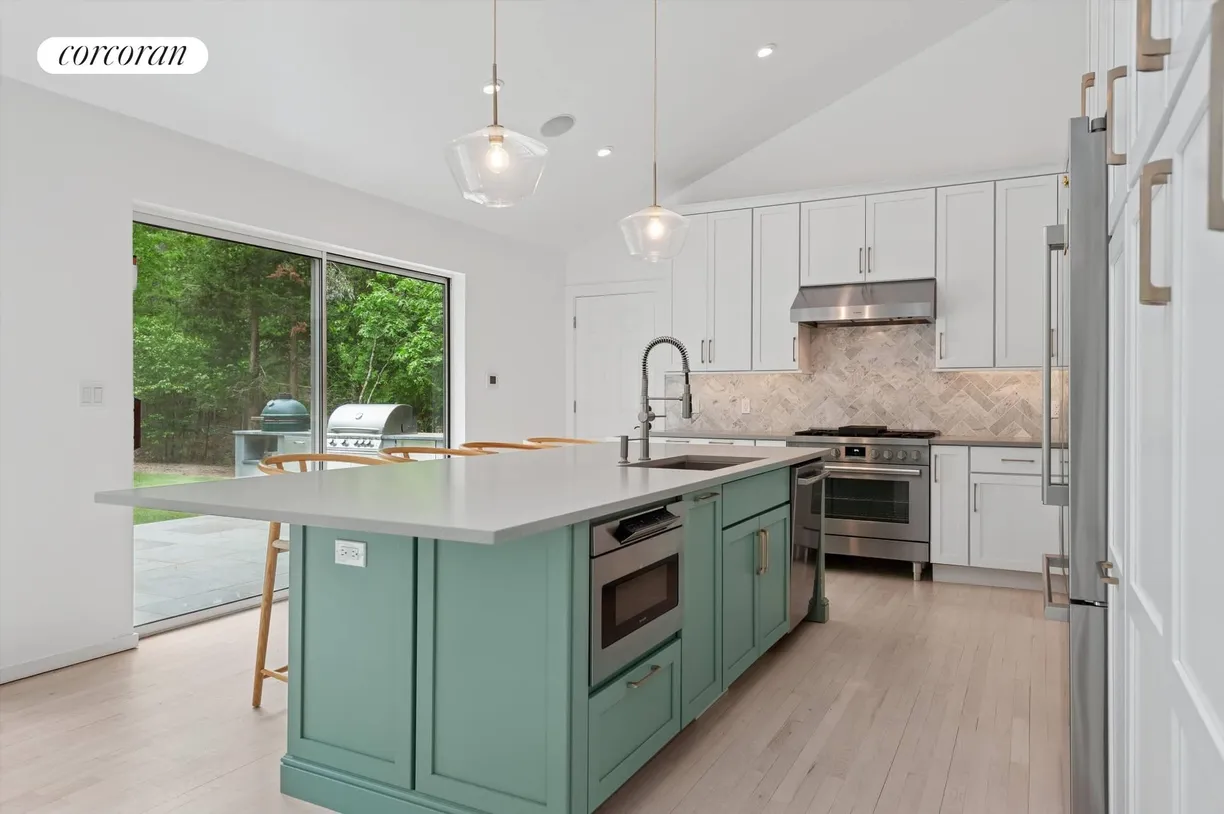 The Hamptons Real Estate | View 10 North Cape Lane | Chef's Kitchen