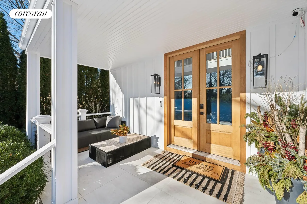 The Hamptons Real Estate | View 575 Hampton Road | room 2
