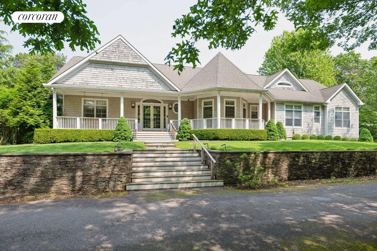 The Hamptons Real Estate | View 104 Merchants Path | 5 Beds, 7 Baths
