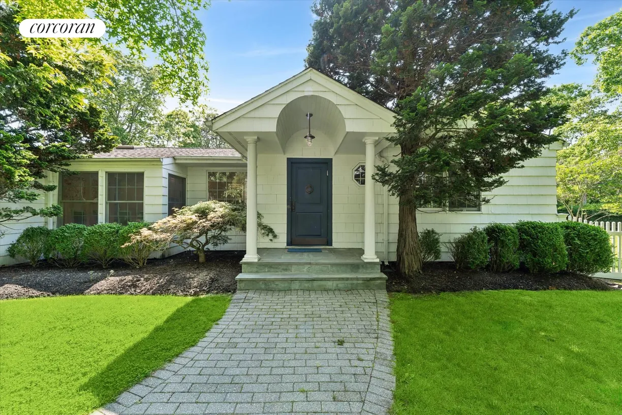 The Hamptons Real Estate | View 129 Oneck Lane | room 1