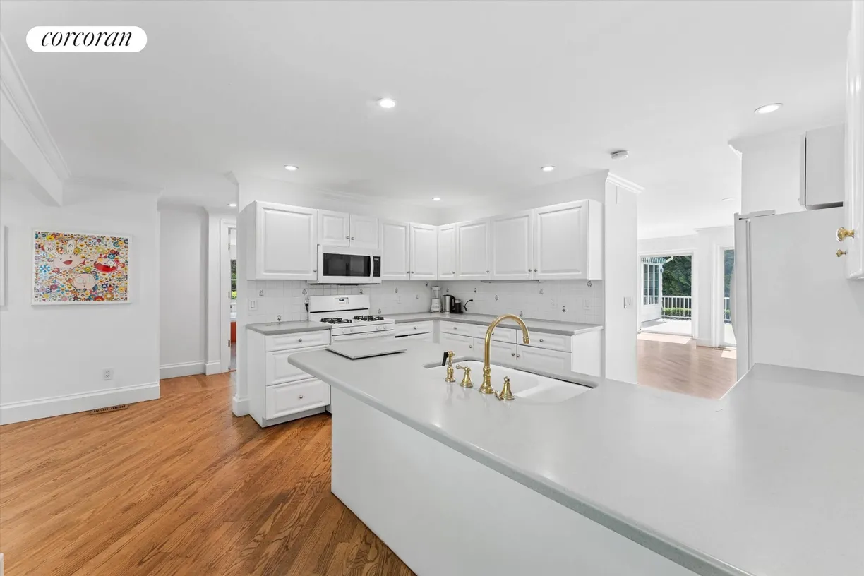 The Hamptons Real Estate | View 129 Oneck Lane | room 2