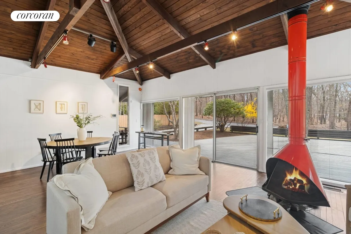 The Hamptons Real Estate | View 45 Hillside Drive East | room 1