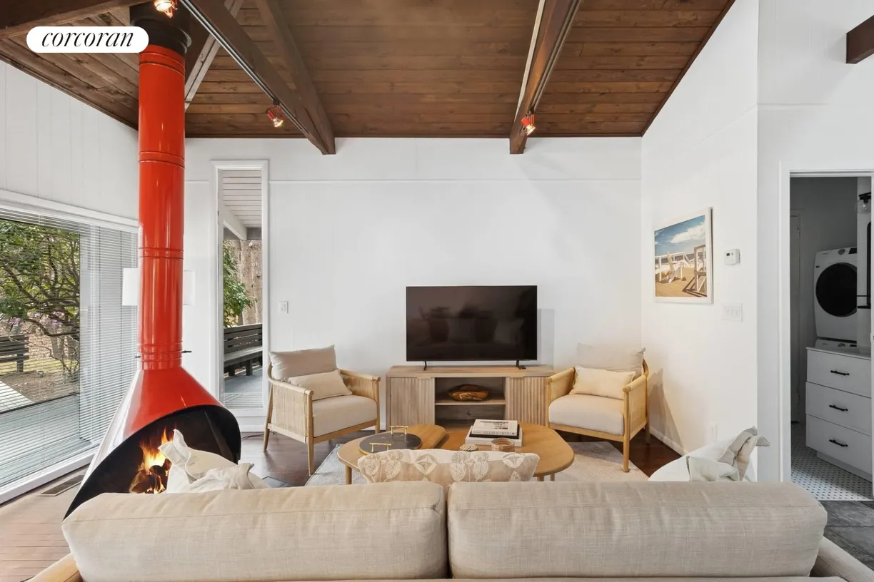 The Hamptons Real Estate | View 45 Hillside Drive East | 3 Beds, 1 Bath