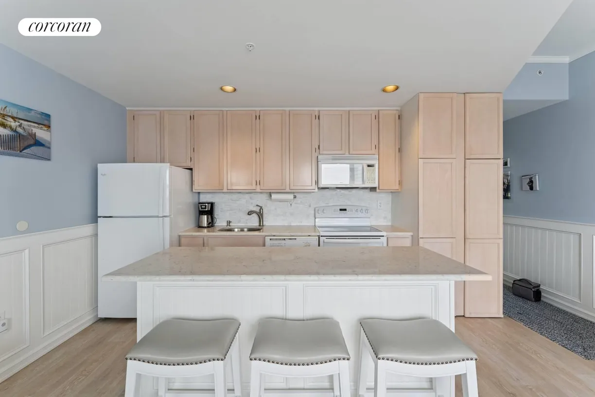 The Hamptons Real Estate | View 250 Dune Road, #120 | room 2
