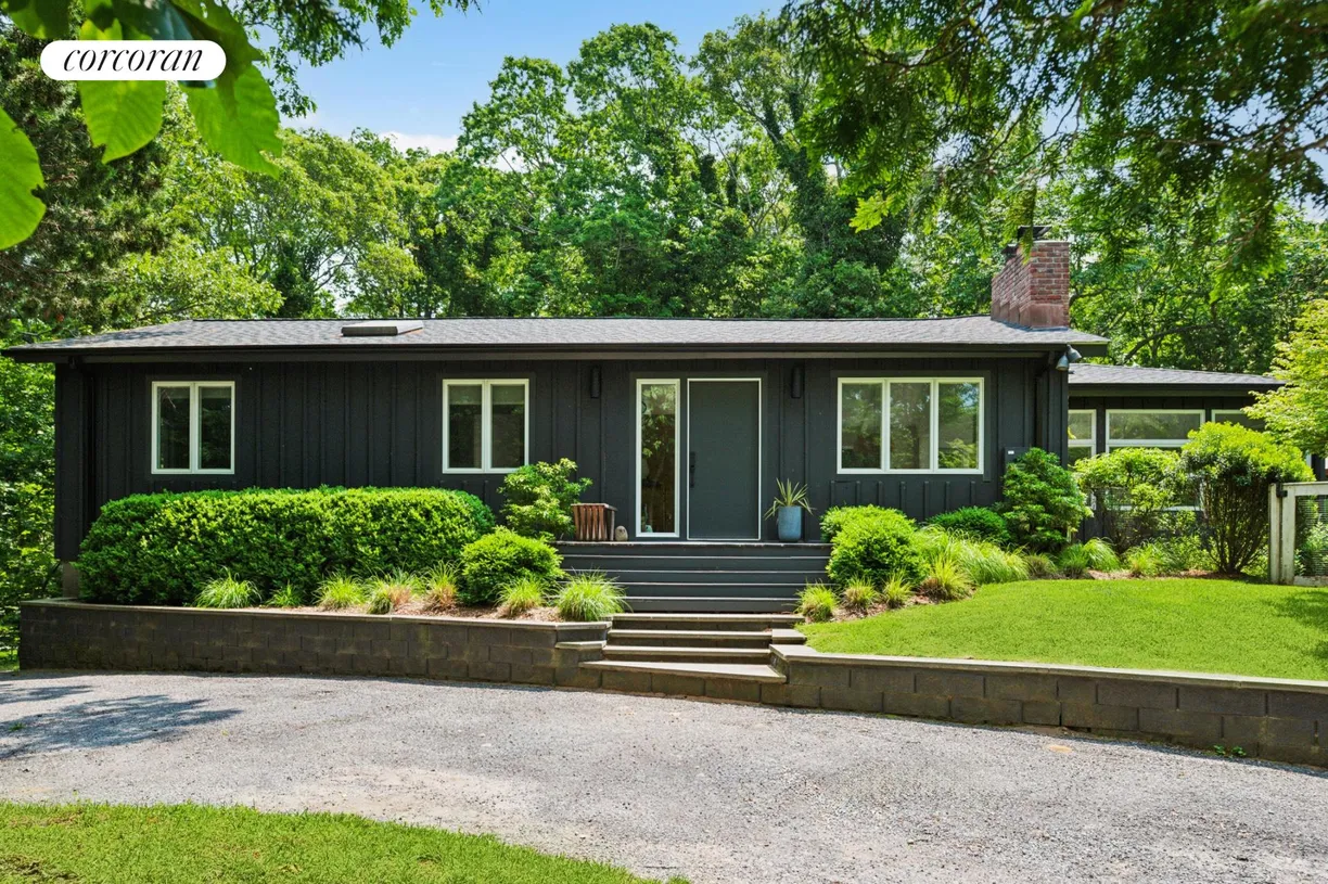 The Hamptons Real Estate | View 19 Highwood | room 1
