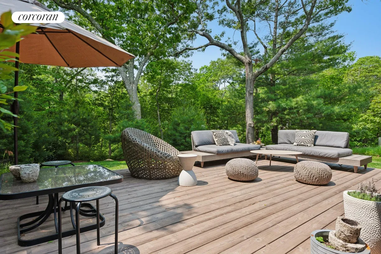 The Hamptons Real Estate | View 19 Highwood | room 2