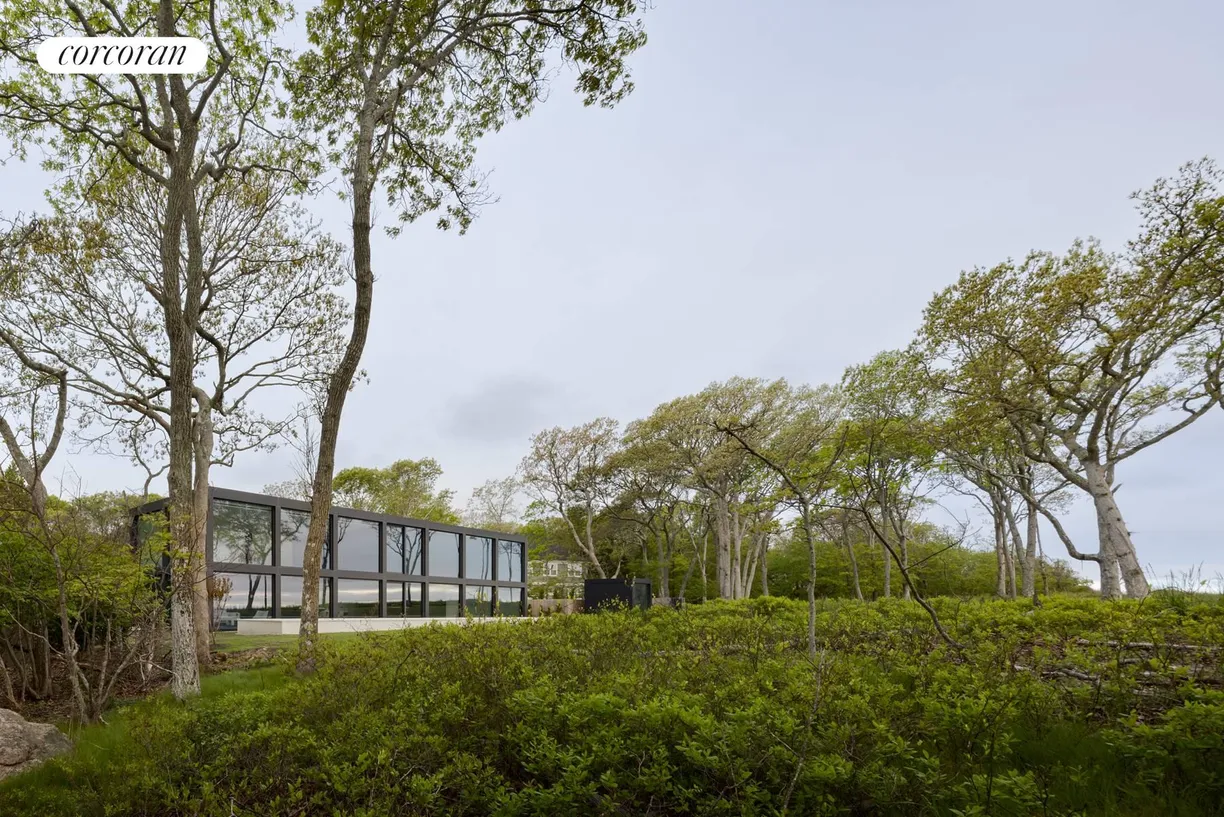The Hamptons Real Estate | View 32 Hedges Banks Drive | 4 Beds, 4 Baths