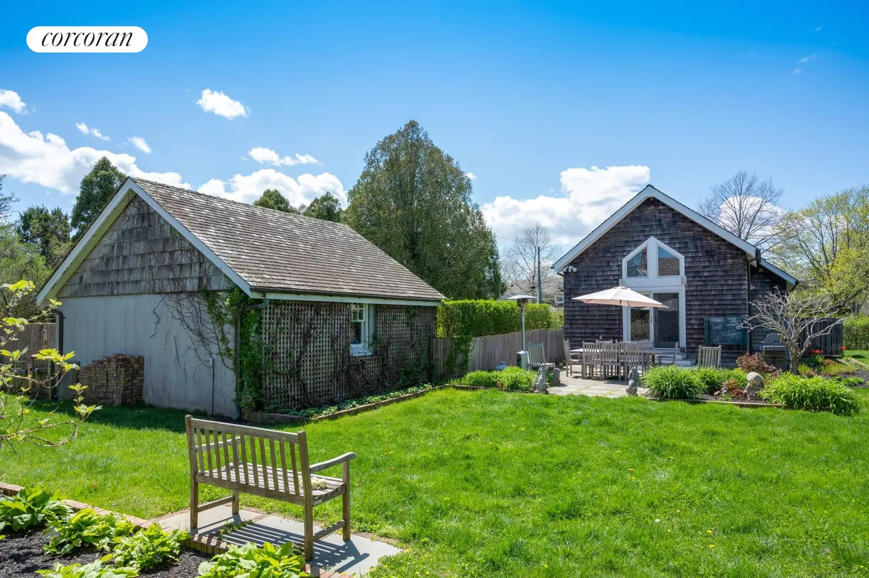 The Hamptons Real Estate | View  | room 2