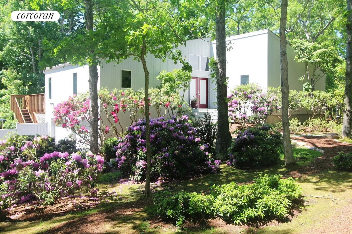 The Hamptons Real Estate | View 118 Sycamore Drive | 4 Beds, 2 Baths