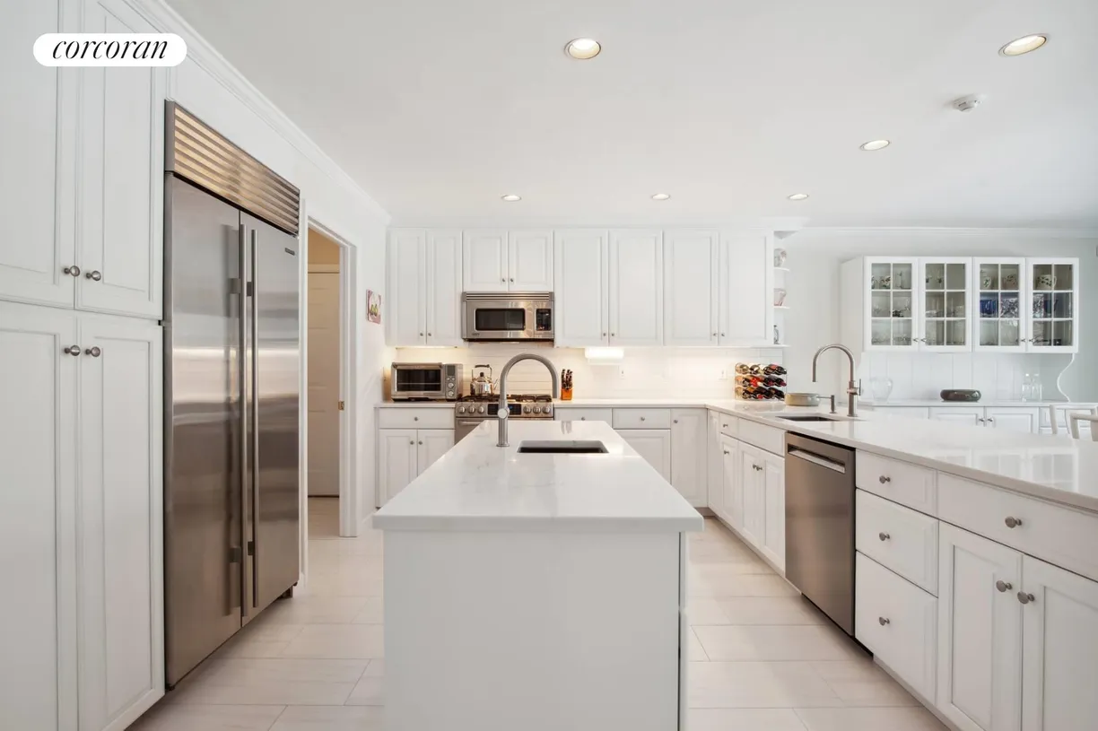 The Hamptons Real Estate | View 1611 Deerfield Road | room 2