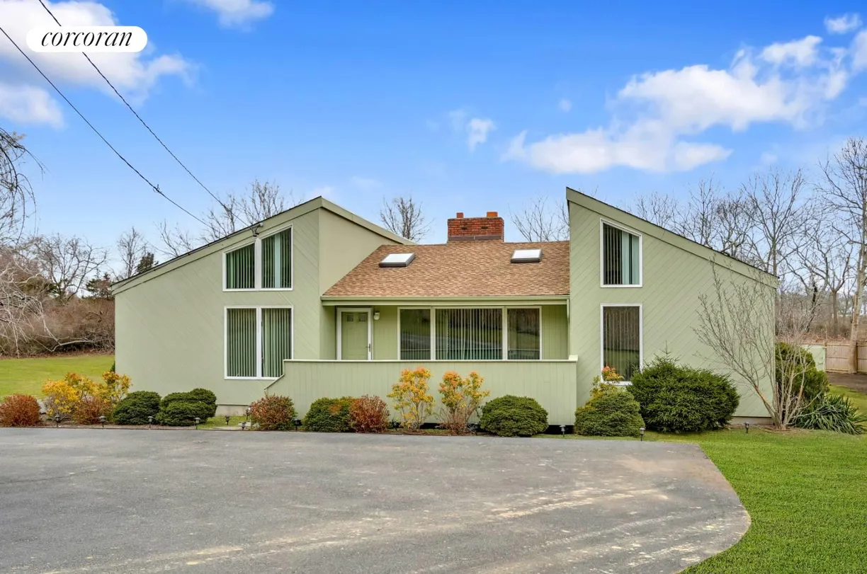 The Hamptons Real Estate | View 58 Windmill Lane | 3 Beds, 2 Baths