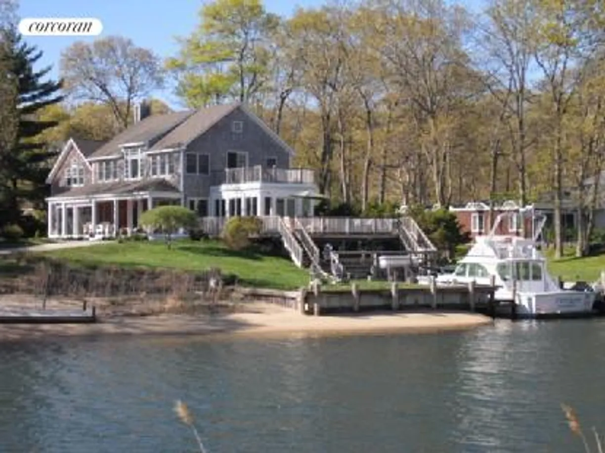 The Hamptons Real Estate | View 2 East Brander Parkway | room 1