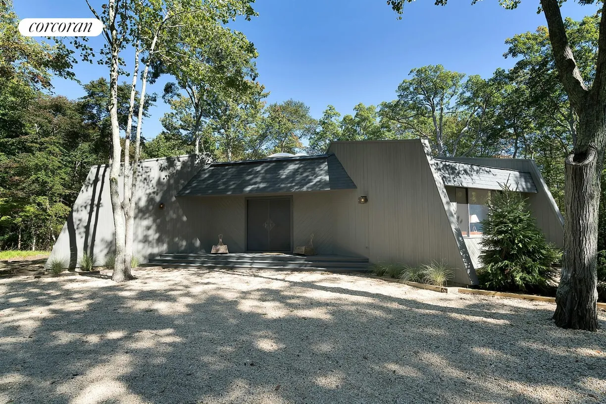 The Hamptons Real Estate | View 27 Brander Parkway | 4 Beds, 2 Baths