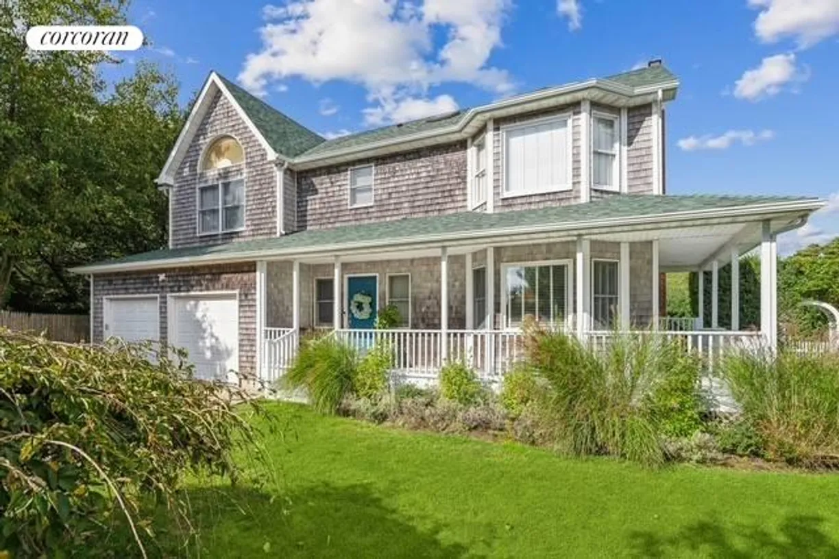 The Hamptons Real Estate | View 25 Meadowgrass Lane | front2